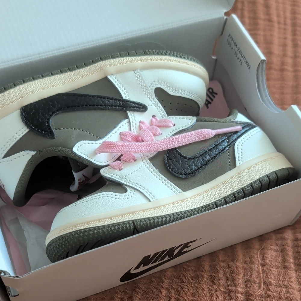 Nike Kids' White and Pink Sneakers - Picture 5 of 6